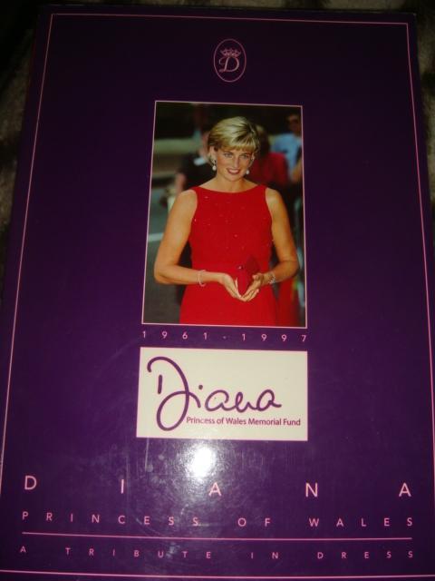 Книга о платьях принцессы Дианы 1998 год