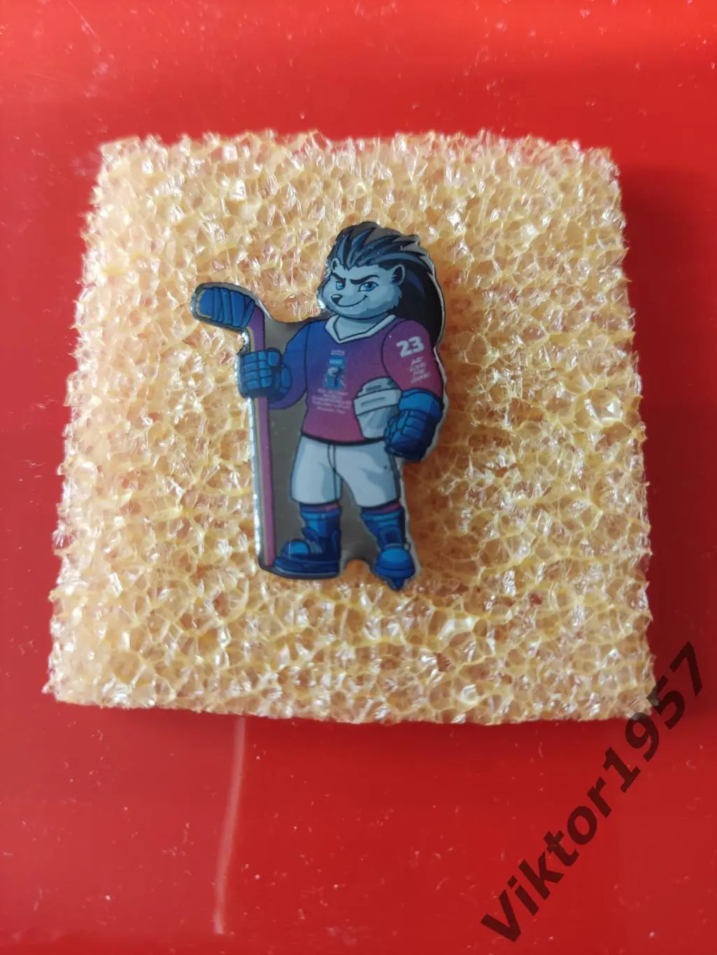 Хоккей. ЧМ по хоккею в Финляндии/Латвия 2023 г.талисман ежик Спайки, официальный 1