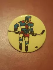 Знак хоккейный крылья советов ( хоккеист на белом фоне)