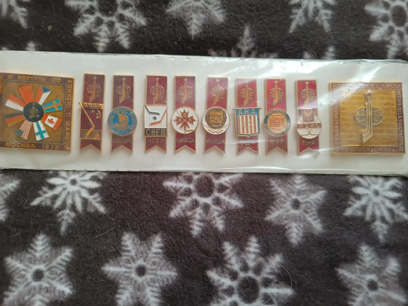 Набор хоккейных знаков ЧМ 79 г.