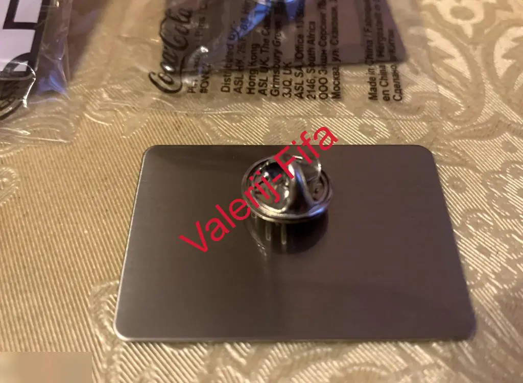 Значок Кока-кола Coca-cola Поле белое . Чемпионат мира 2018. Эксклюзив 1