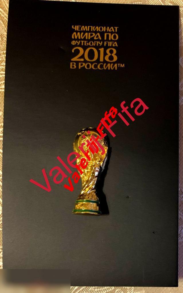 Значок Fifa Трофей (эмаль, 3 см). Чемпионат мира по футболу 2018.