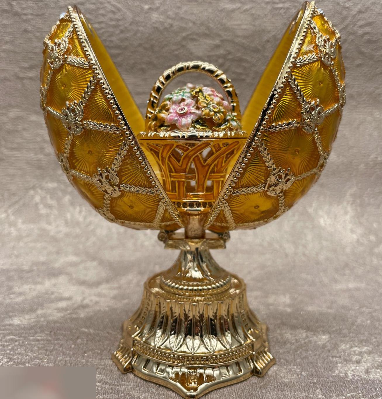 Яйцо Императорское в стиле Фаберже с корзиной цветов, золотое
