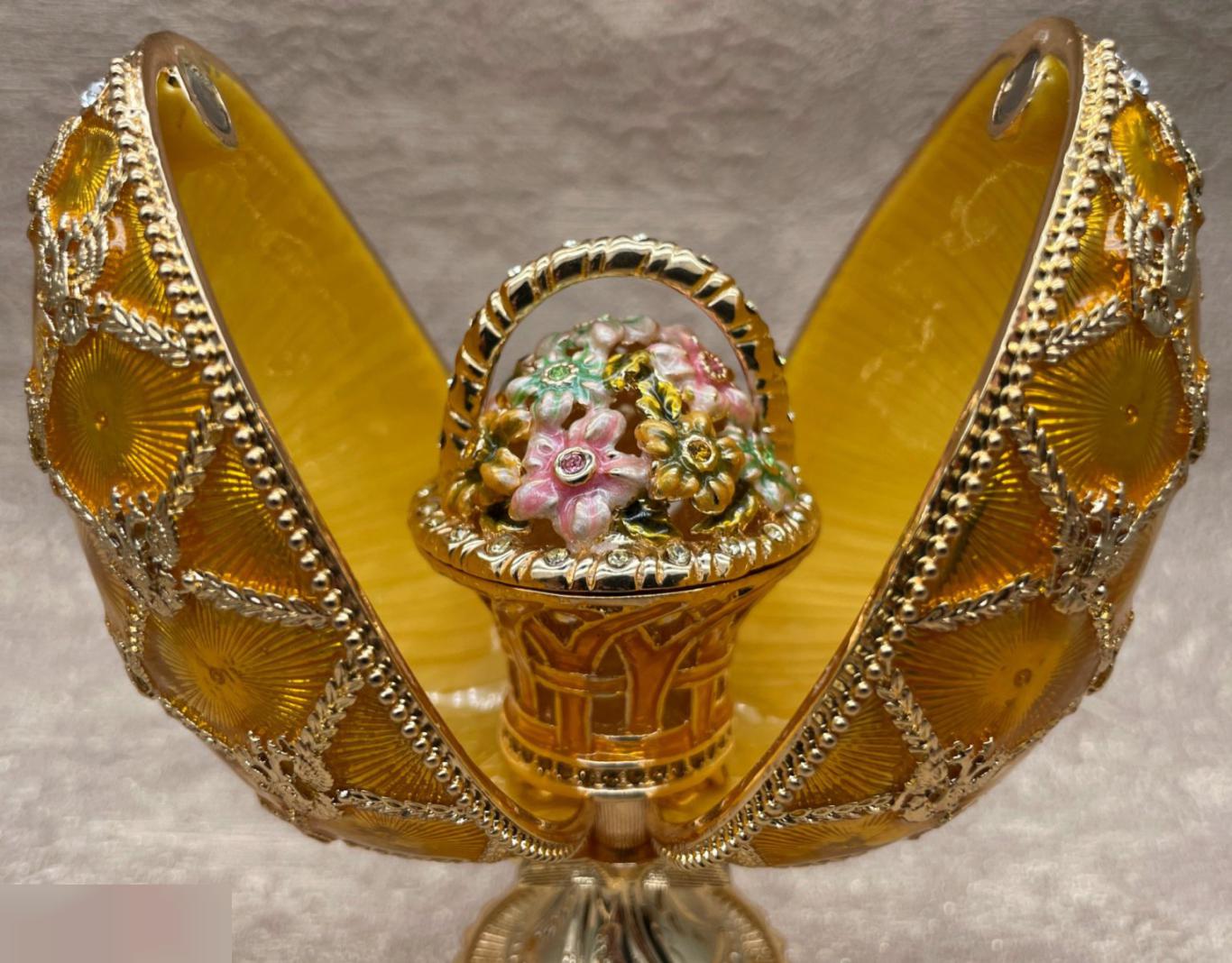 Яйцо Императорское в стиле Фаберже с корзиной цветов, золотое 1