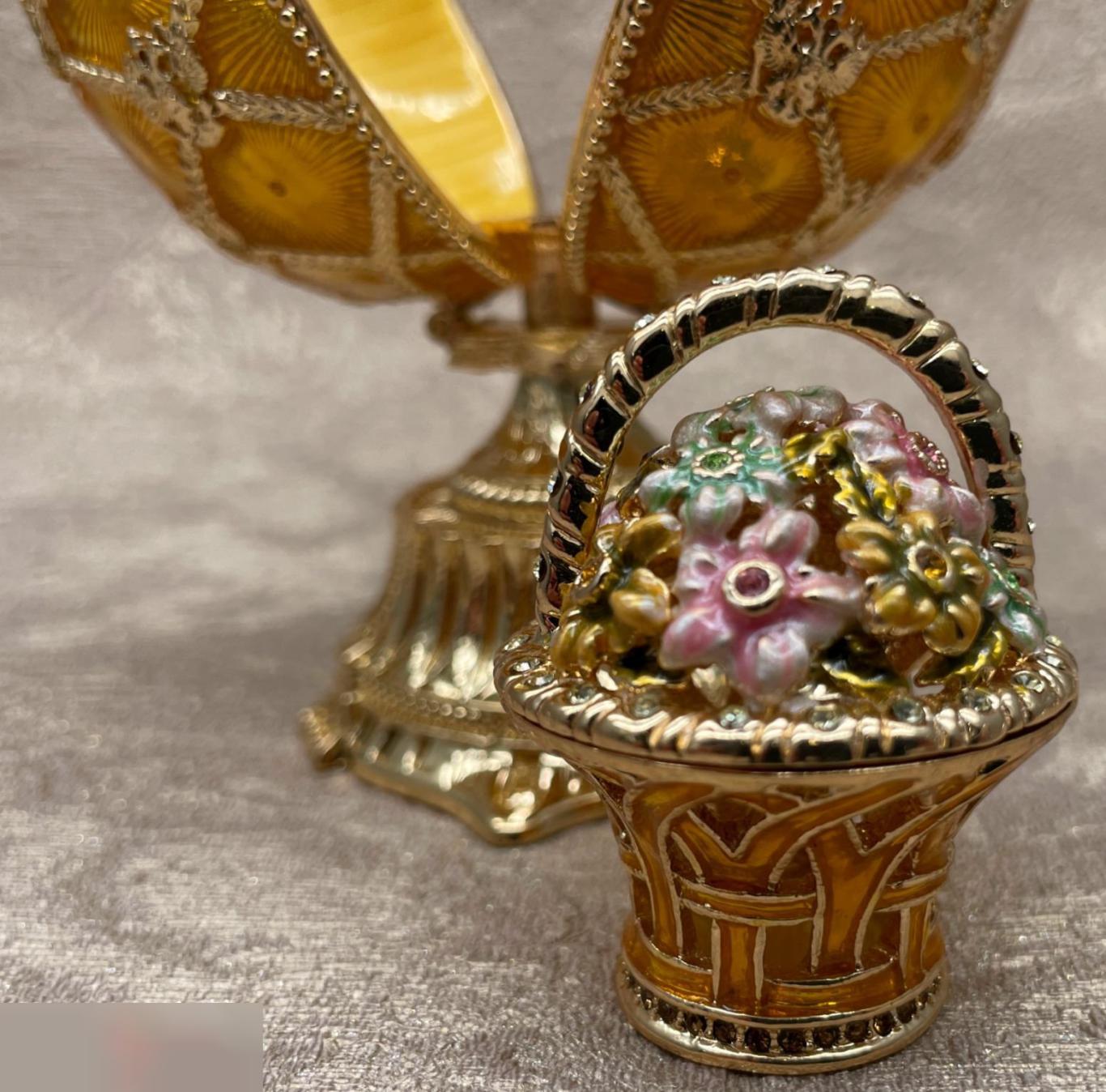 Яйцо Императорское в стиле Фаберже с корзиной цветов, золотое 2
