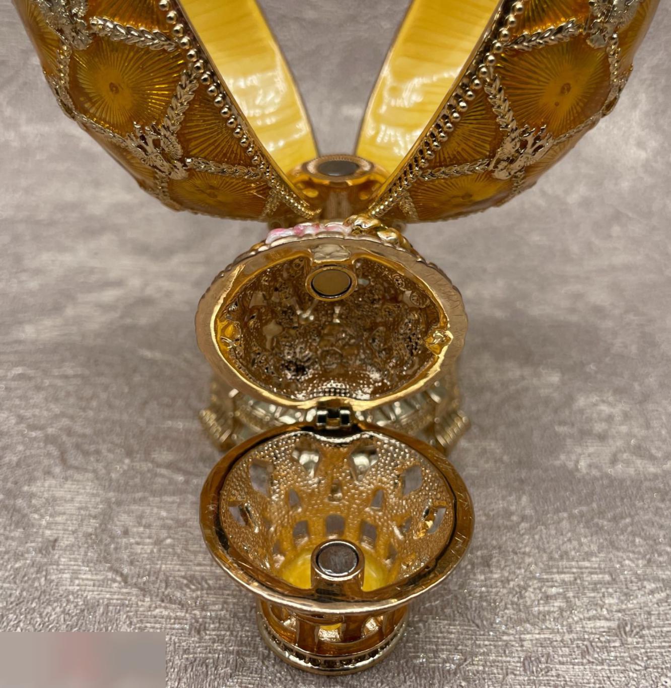 Яйцо Императорское в стиле Фаберже с корзиной цветов, золотое 3
