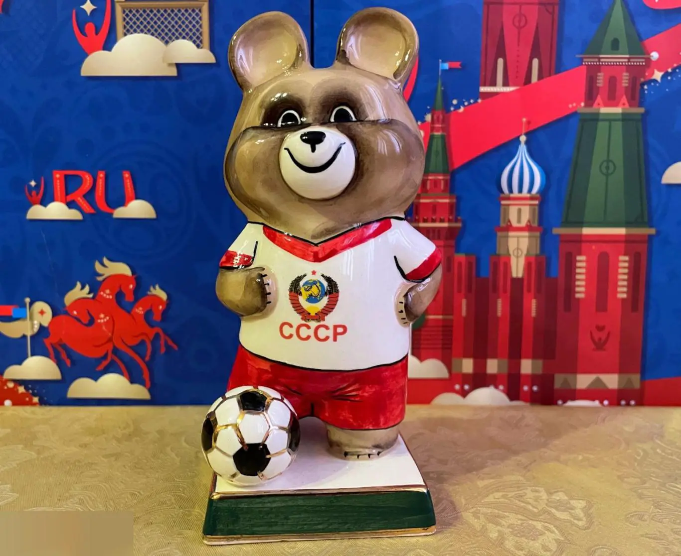 Олимпийский Мишка Футболист (красный). Олимпиада Москва 1980