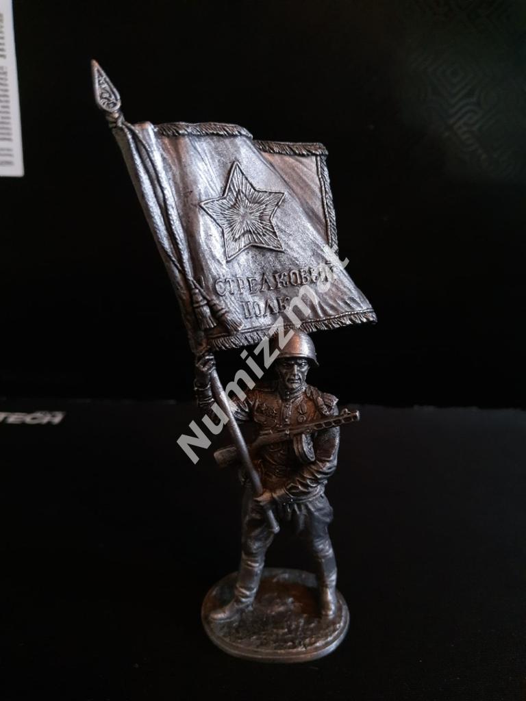 Оловянная миниатюра. 54 мм. Старшина Красной Армии с полковым знаменем