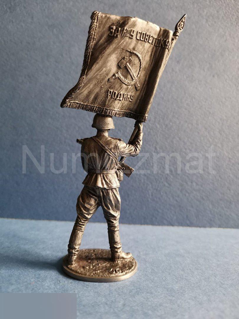 Оловянная миниатюра. 54 мм. Старшина Красной Армии с полковым знаменем 1