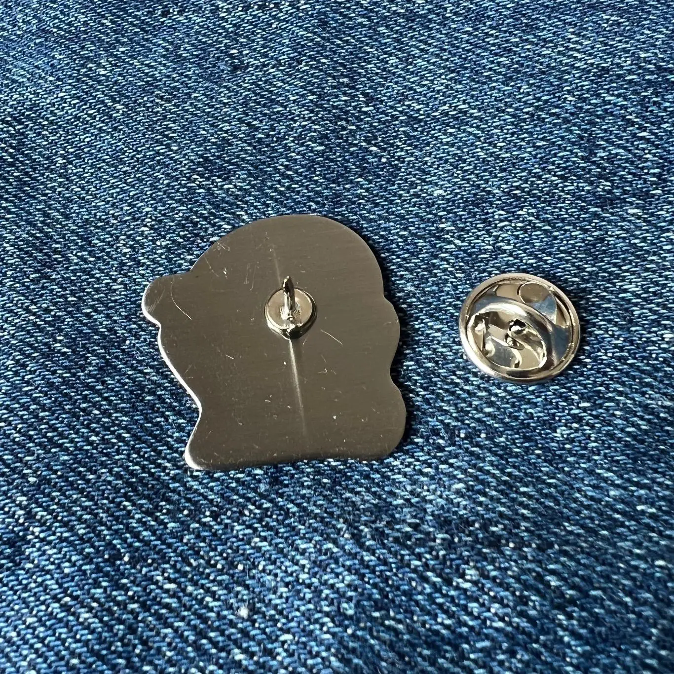 Значок Casio G-Shock фиолетовый 1