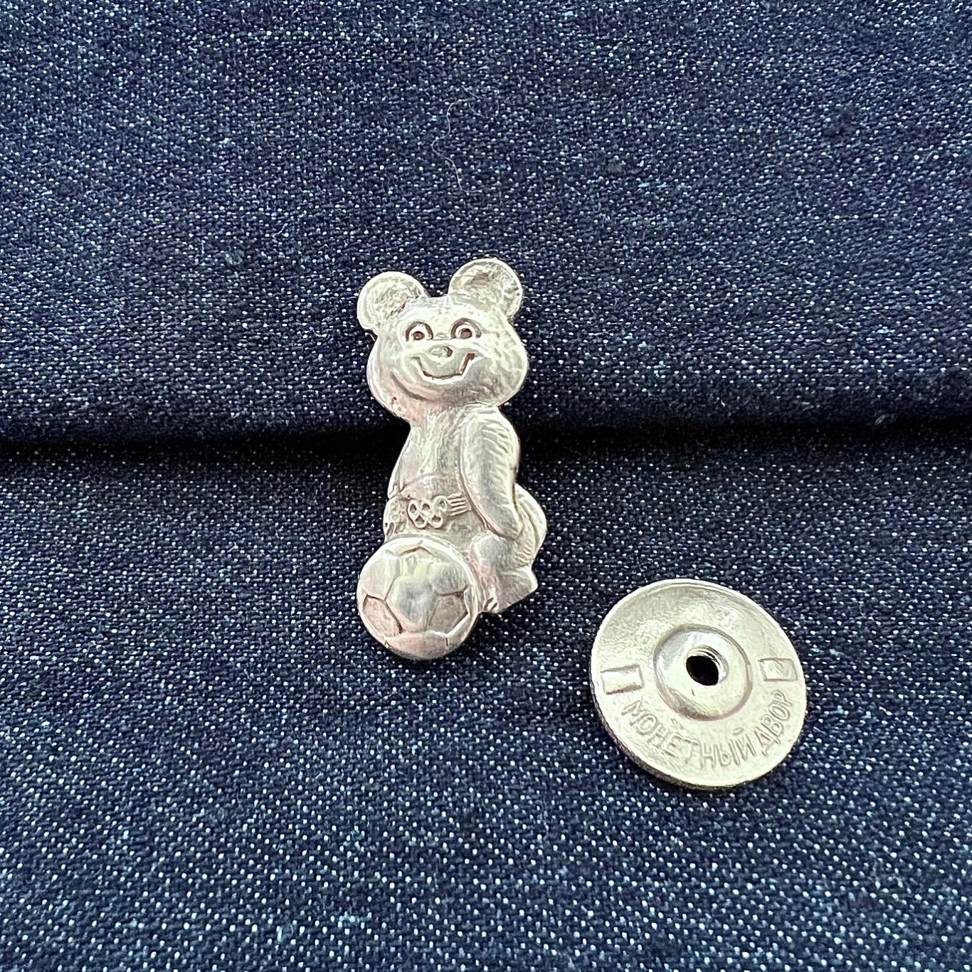 Значок Олимпийский мишка футбол серебро 925