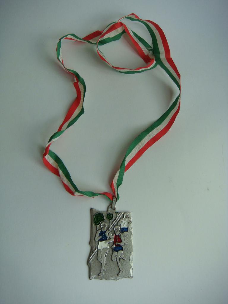 Спортивная медаль времён СССР Беговая гонка Италия 1984г. Эмаль.