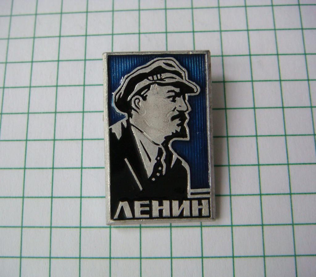 Ленин в кепке.