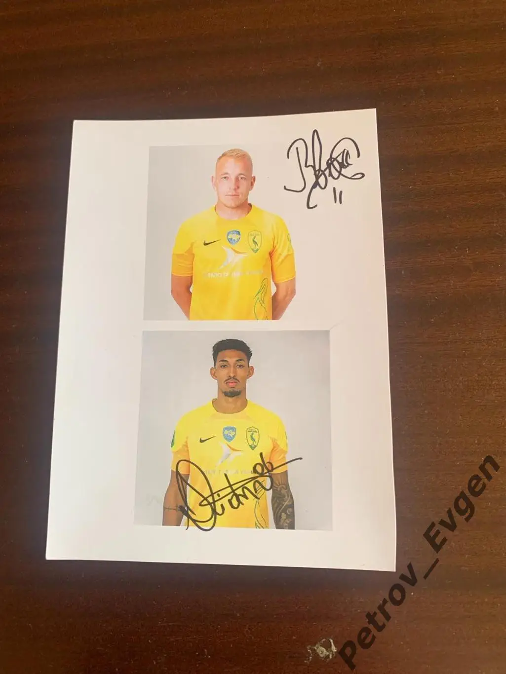 Два автографа игроков Левий Берег.