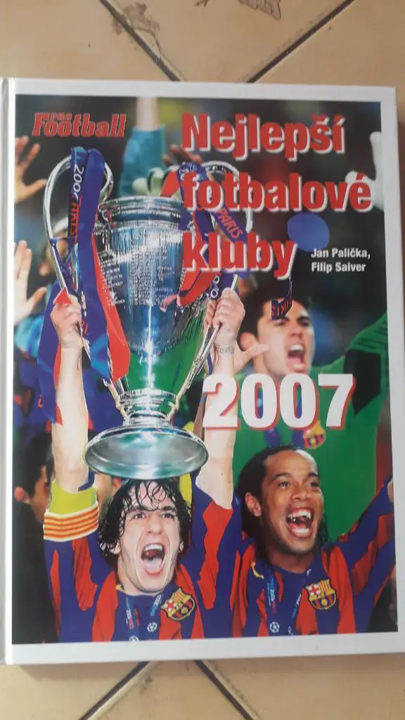 Книга - Лучшие футбольные клубы 2007 года.
