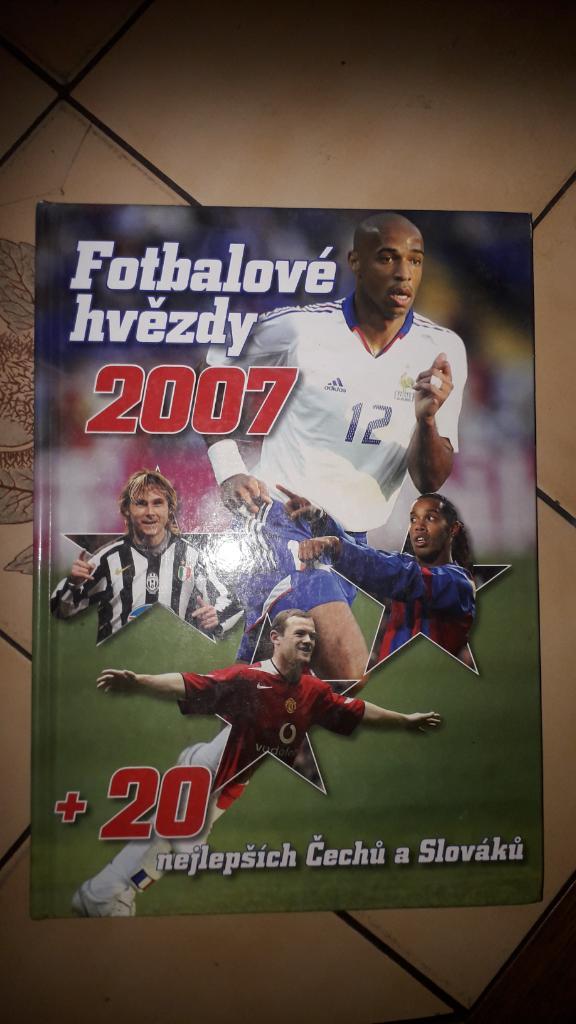 Книга Звезды футбола 2007