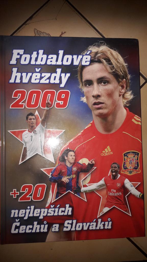 Книга Звезды футбола 2009
