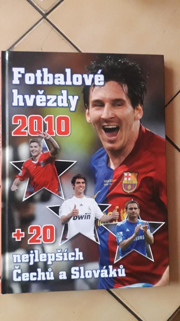 Книга Звезды футбола 2010