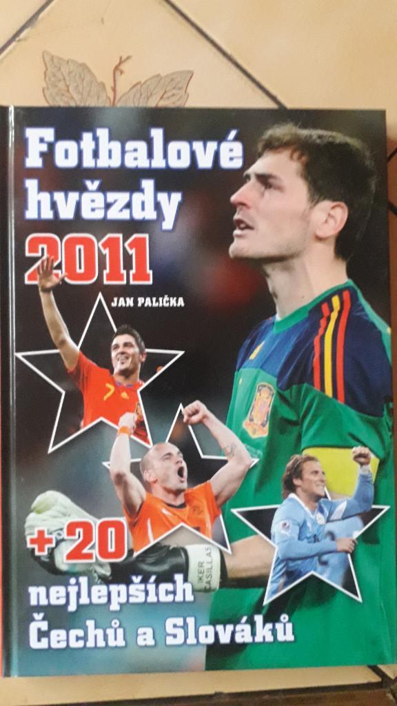 Книга Звезды футбола 2011