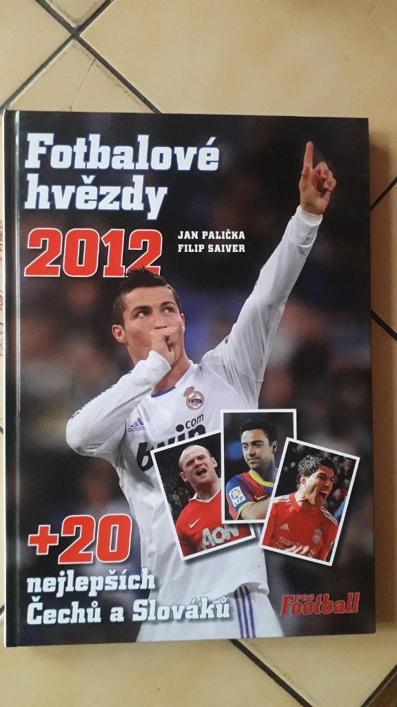 Книга Звезды футбола 2012