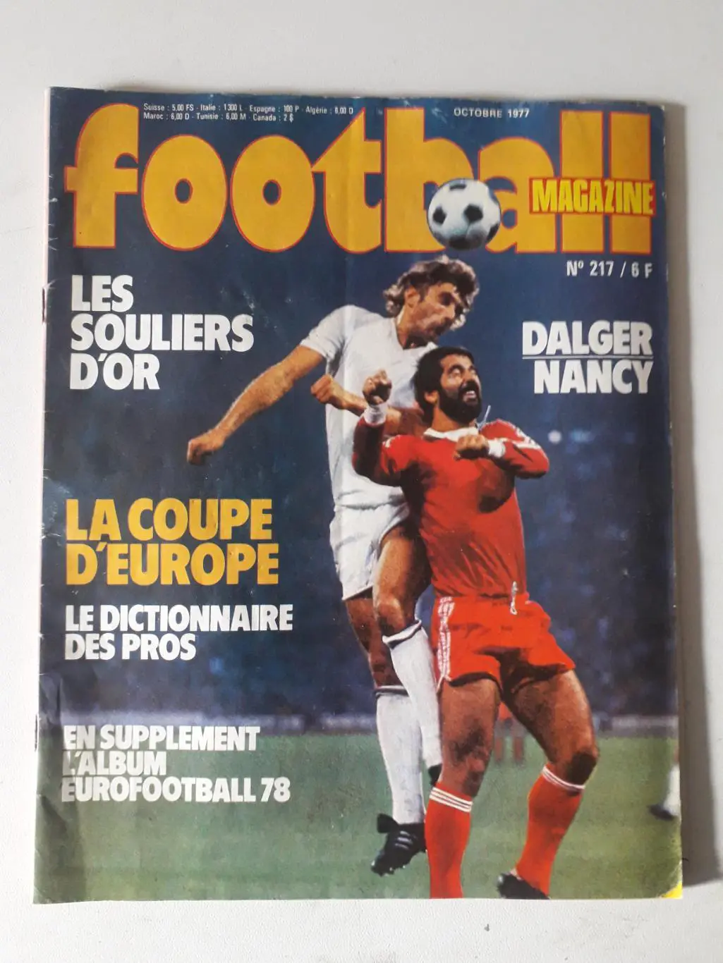 Football magazine nr.217/1977 plus A2 poster