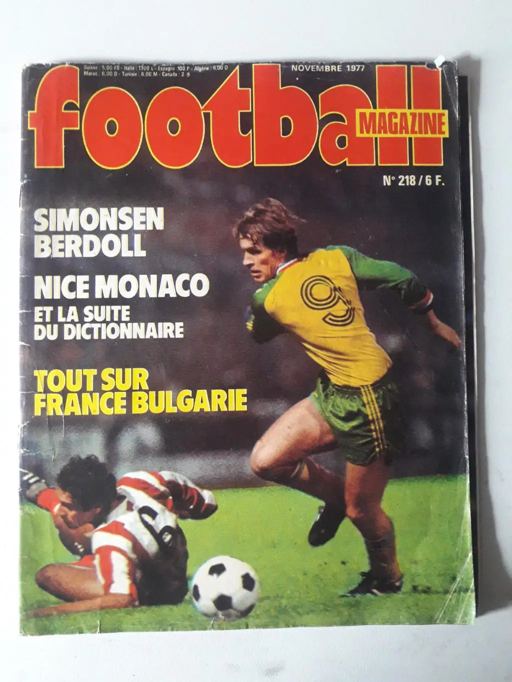 Football magazine nr.218/1977 plus A2 poster
