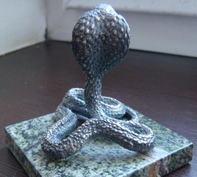 статуэтка кобры с бриллиантом в пасти , подставка 2