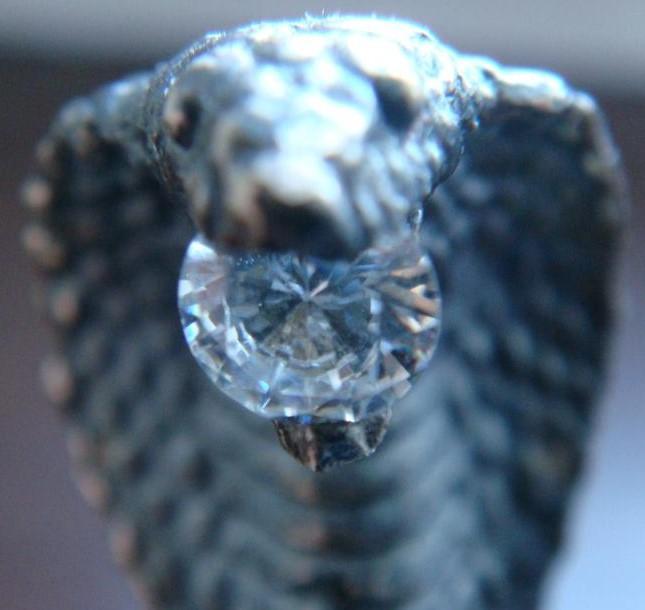 статуэтка кобры с бриллиантом в пасти , подставка 3