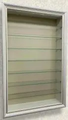 Витрина со стеклянными полками