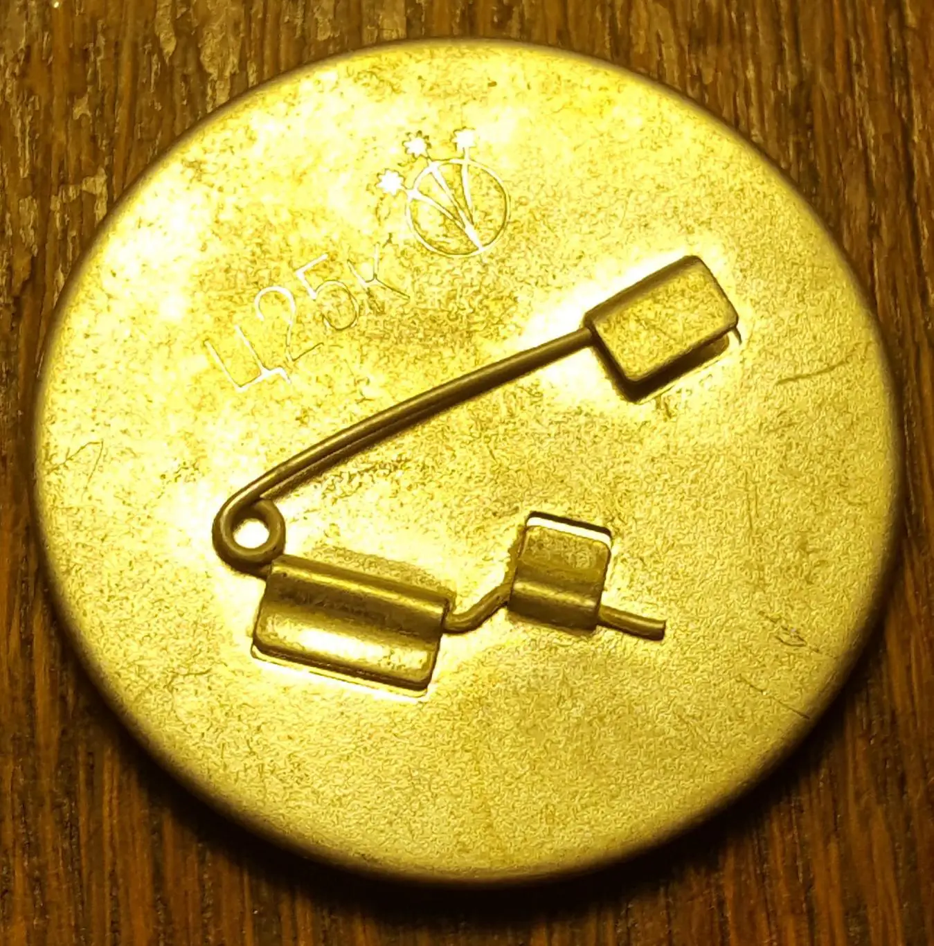 ЗначкиНу погоди - на катках 1