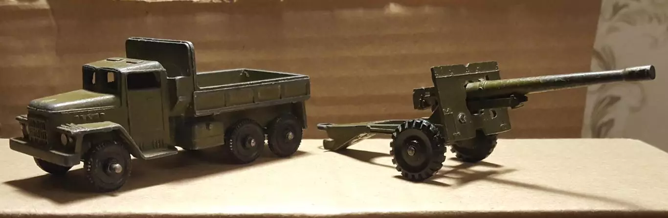 СССР. Военная техника..ПУШКА ПОЛЕВАЯ (С ДЛИННЫМ СТВОЛОМ) Машина урал1