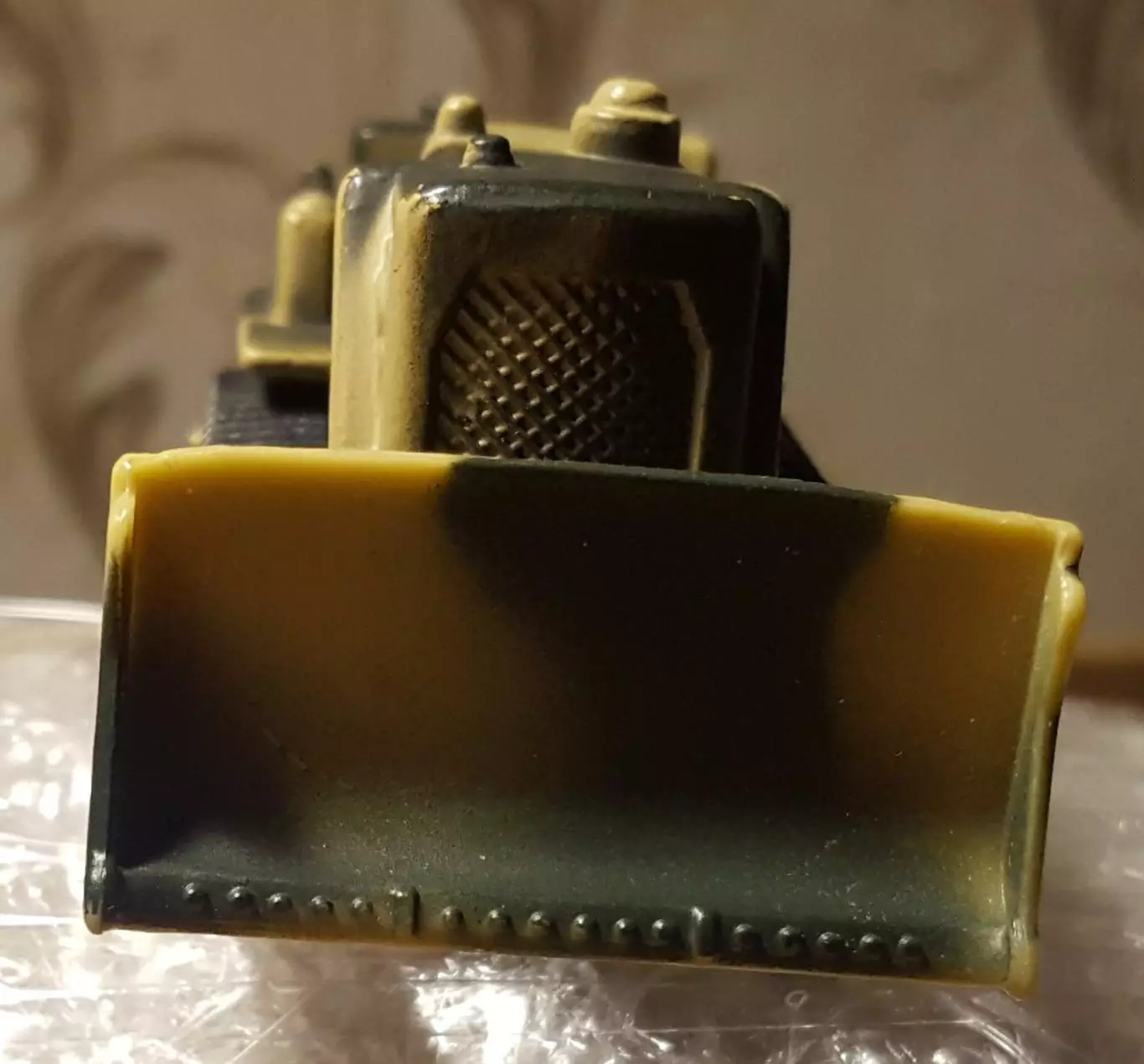 Трактор на гусеницетехникажелезный - пластмасс 1