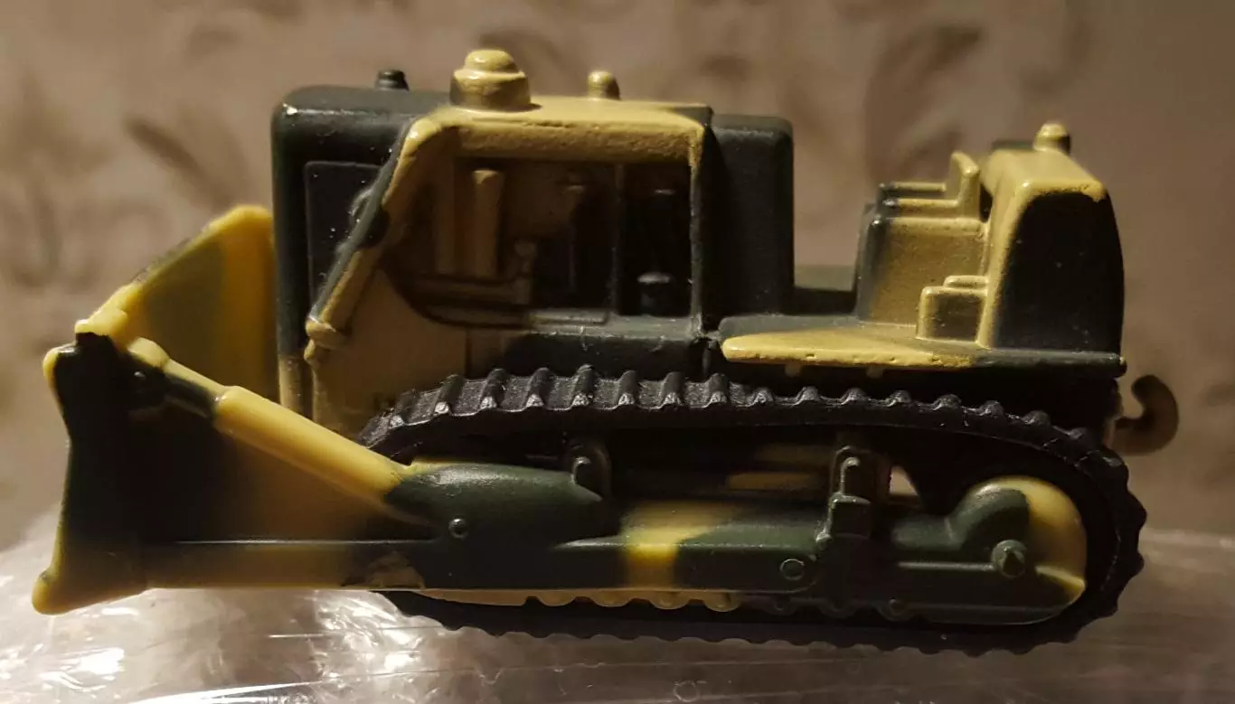 Трактор на гусеницетехникажелезный - пластмасс 2