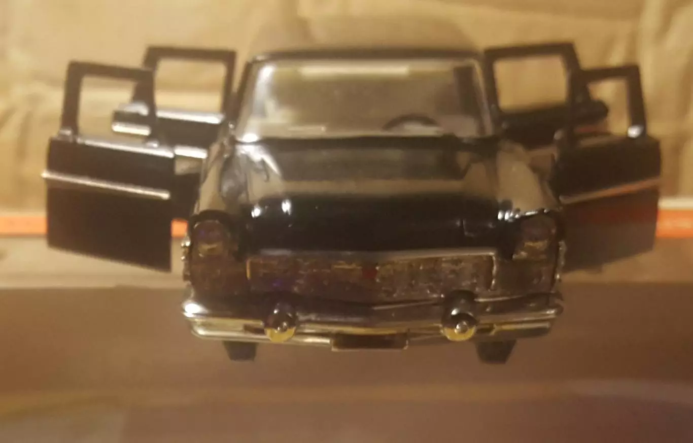 Машина Чайка газ-13 2