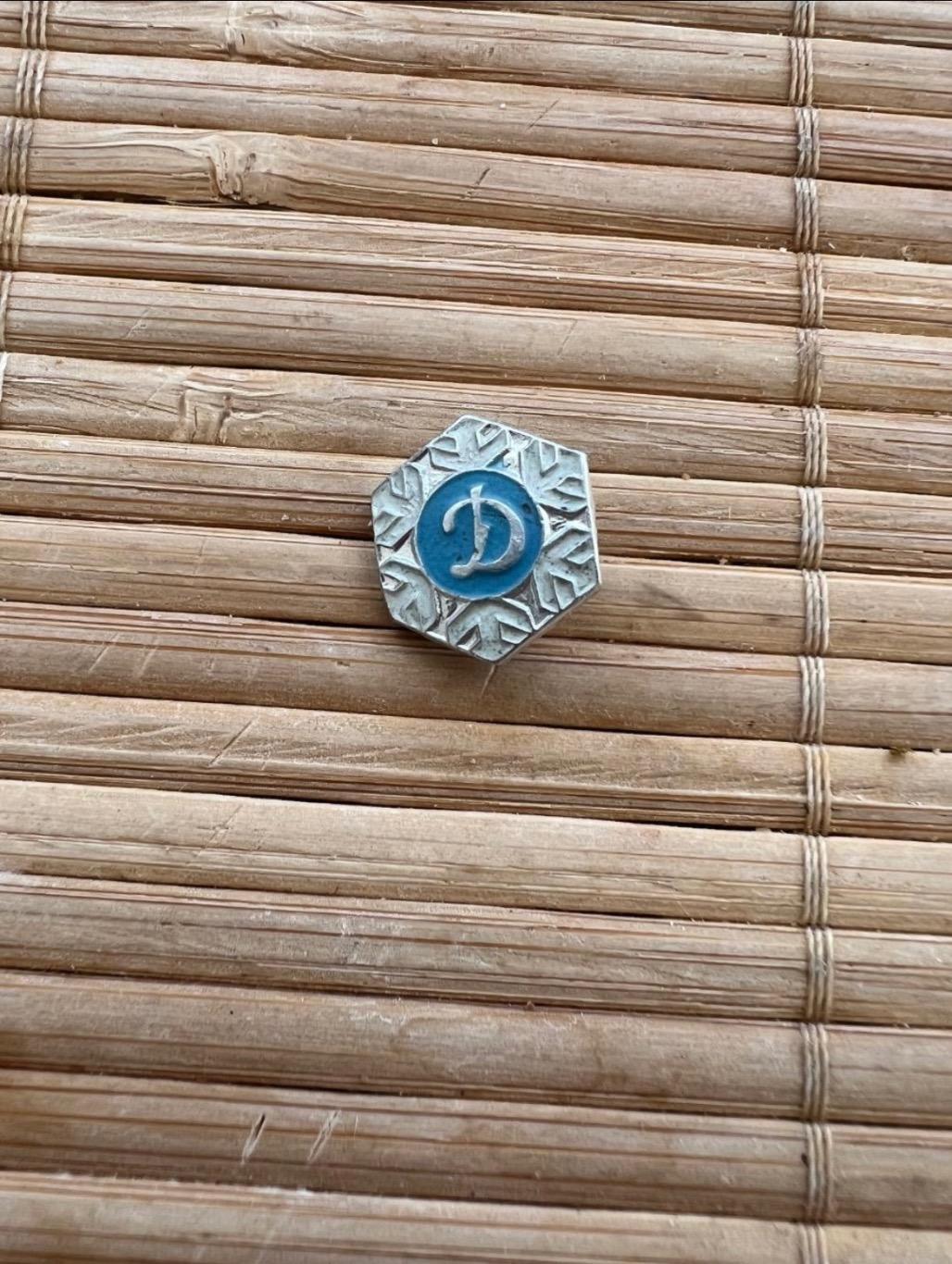 Знак значок Динамо Москва снежинка