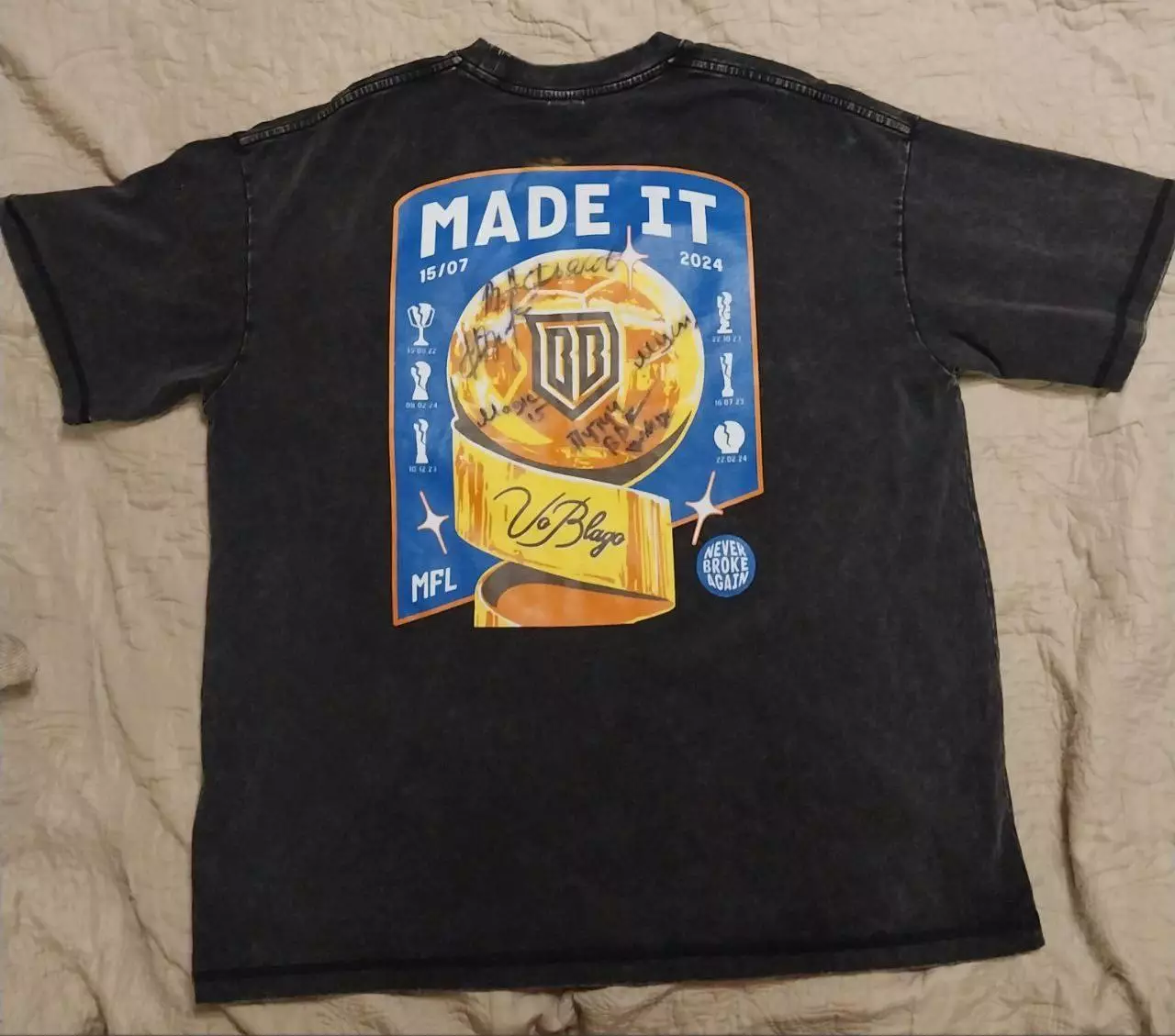 Broke Boys с автографами футболистов и главного тренера В. Дьякова