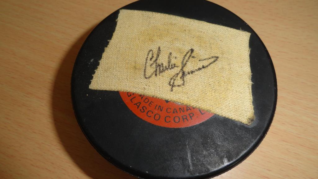 Шайба НХЛ Бостон Брюинз с реальным автографом Charlie Simmer 1