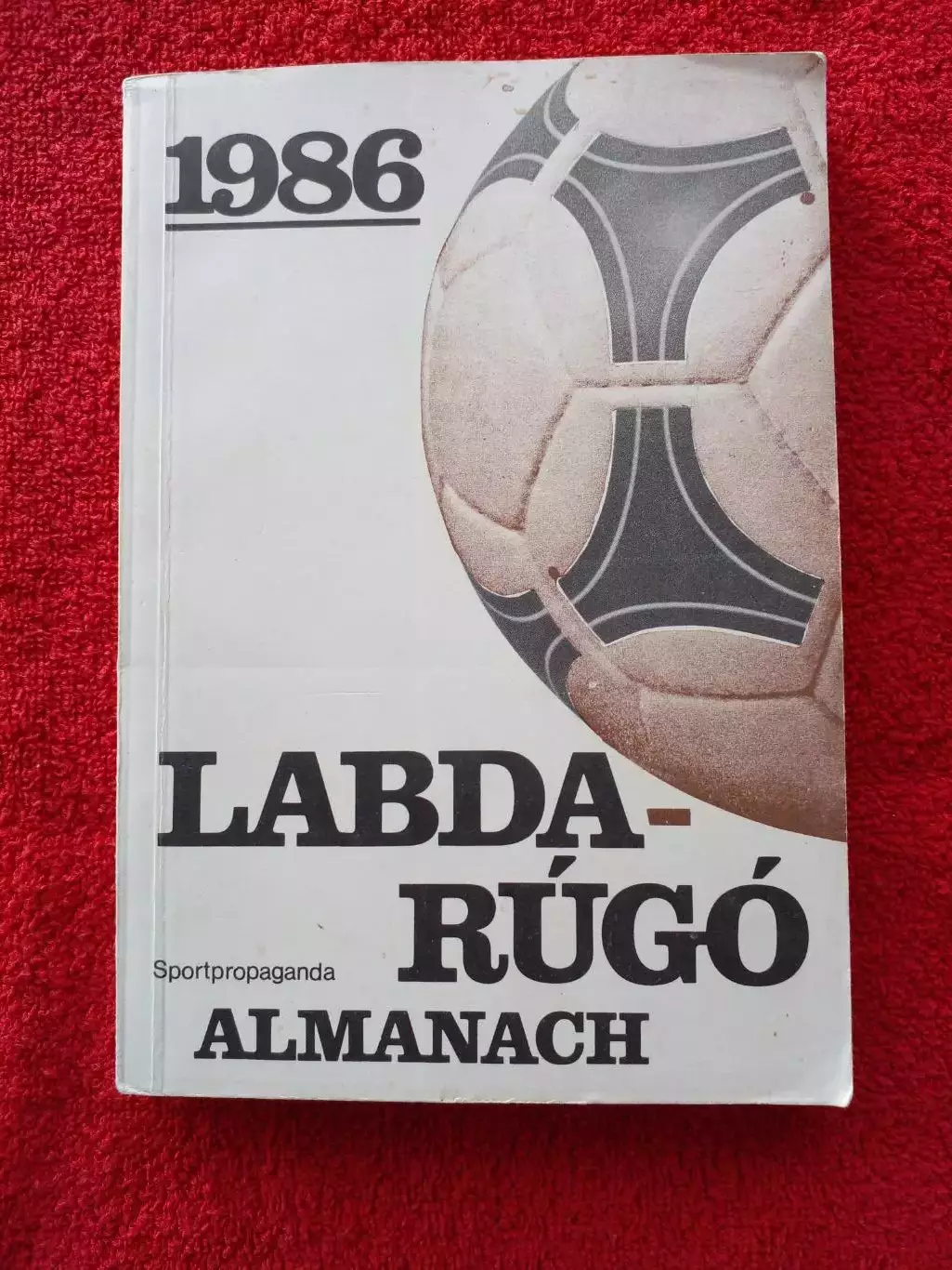 Венгерский иллюстрированный альманах-справочник о мировом футболе 1986