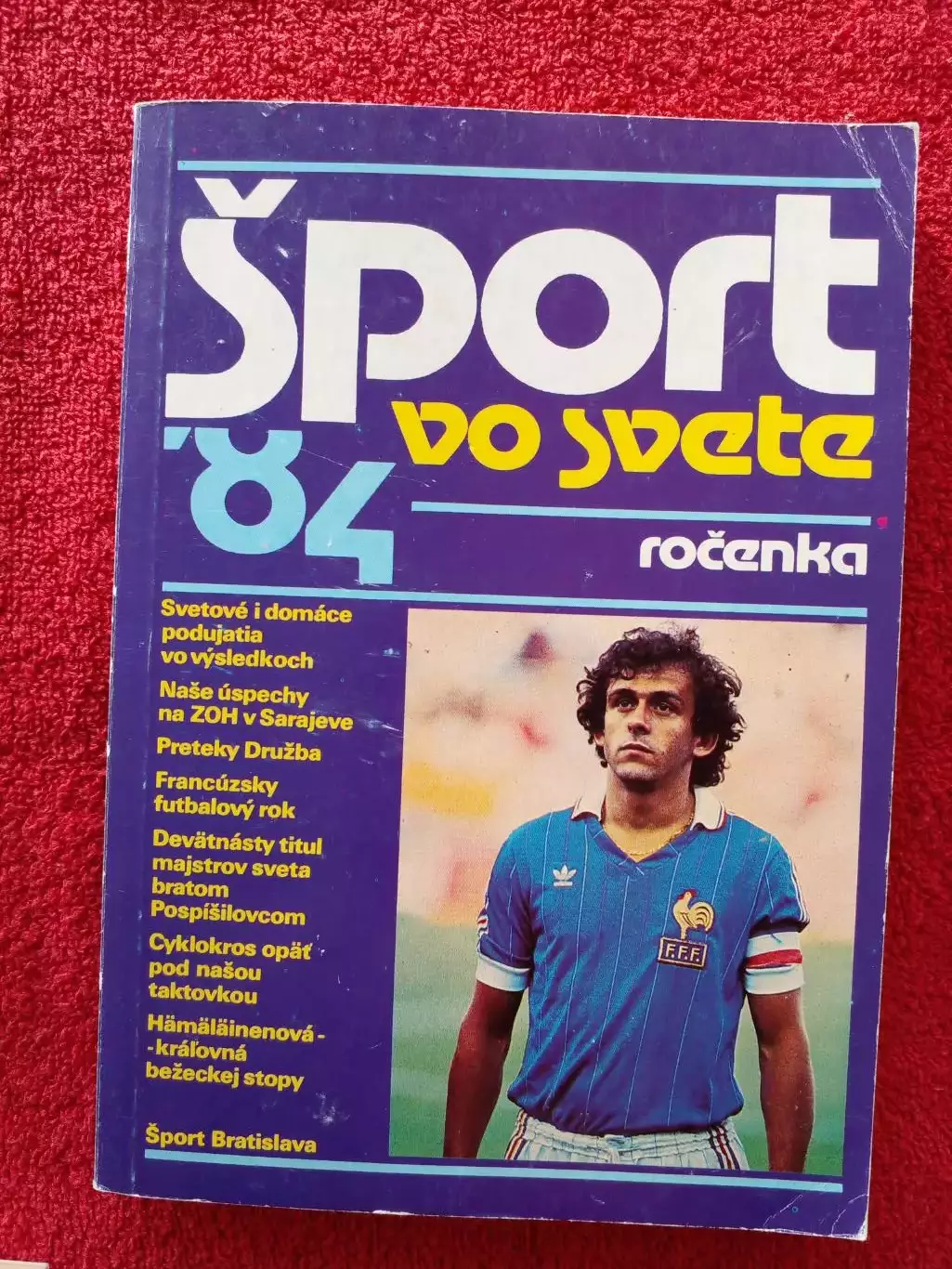 Чешская книга-справочник о футболе, хоккее и др. виды спорта 1984