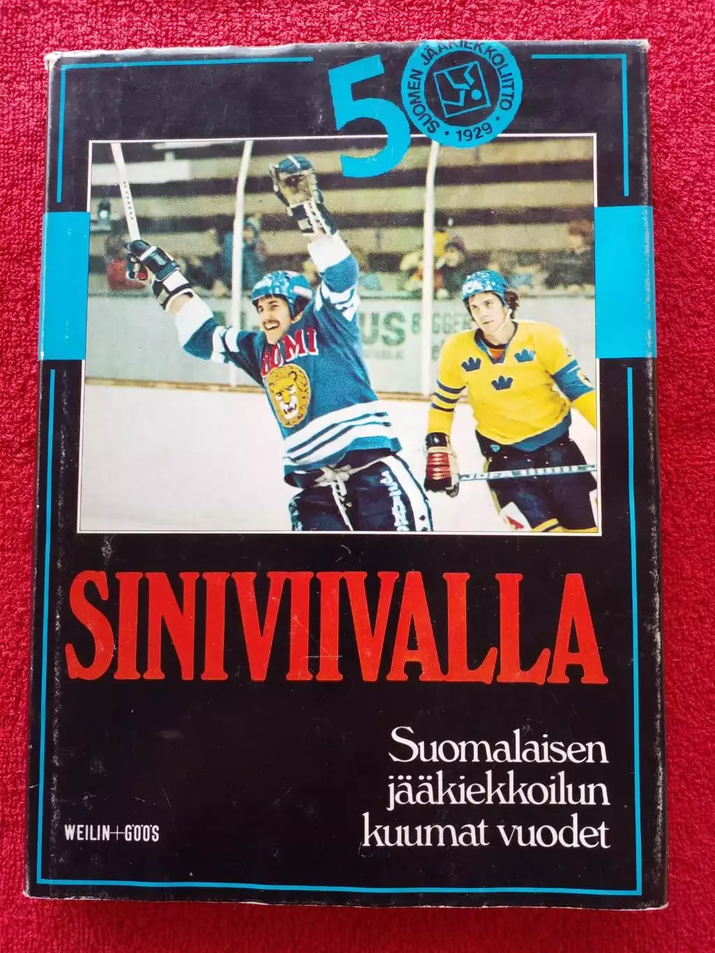 Иллюстрированная книга о 50-летней истории хоккея Финляндии