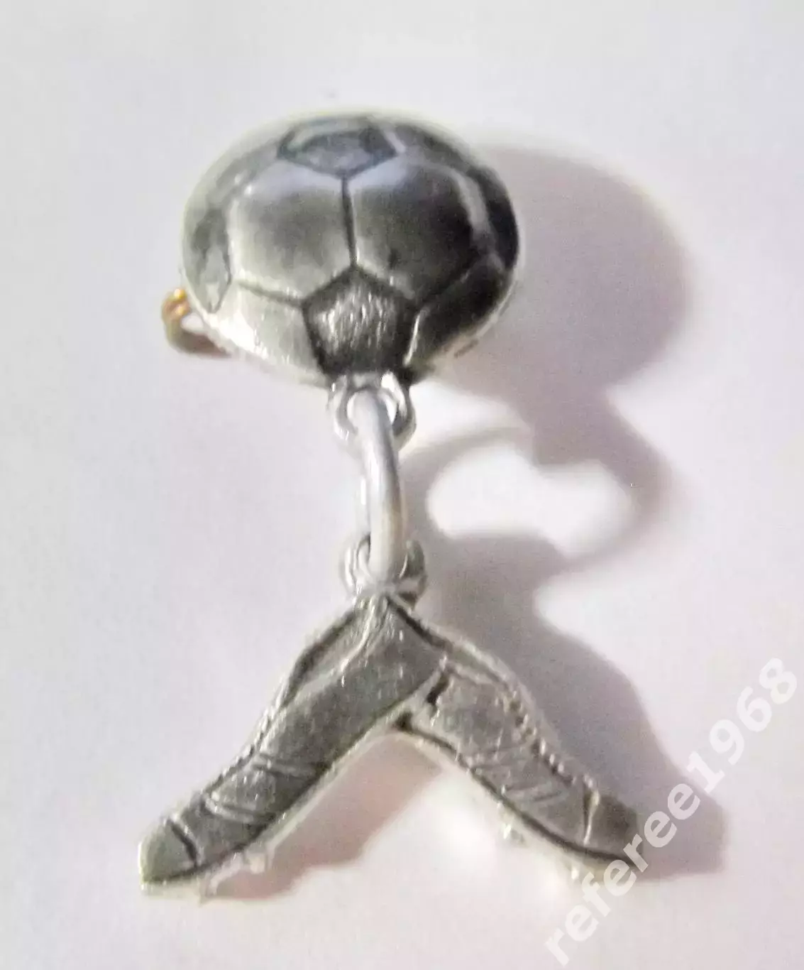 Футбольные бутсы и мяч