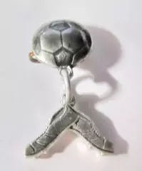 Футбольные бутсы и мяч