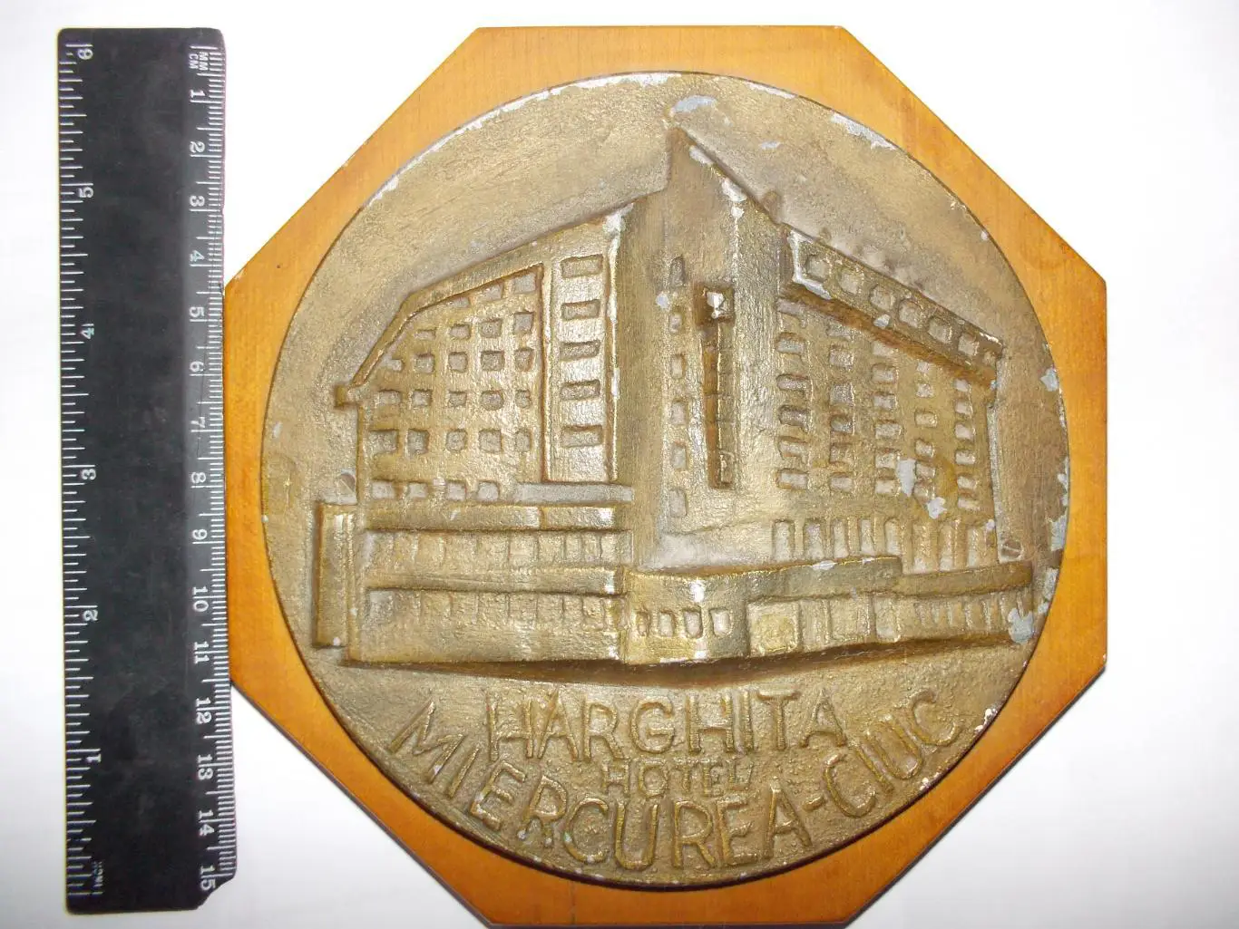 Барельеф ОтельХаргита в городе Меркуря-Чук, Румыния. 1974 год 1