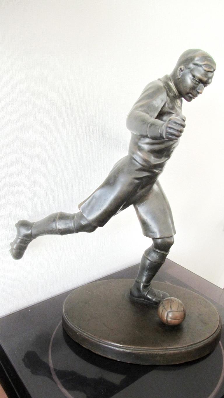 Кабинетная скульптура Футболист. Автор Е.А.Янсон-Манизер. 1