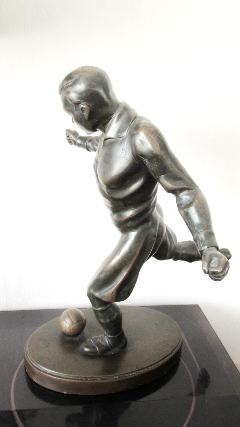 Кабинетная скульптура Футболист. Автор Е.А.Янсон-Манизер. 2