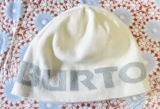 Шапка BURTON, двухсторонняя.