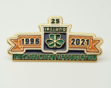 ХОККЕЙ - Официальный знак 25 лет федерации хоккея Ирландии.