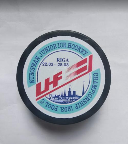 Хоккей - официальная сувенирная шайба турнира IIHF ЧЕ 1993 Латвия U18 дивизион-С
