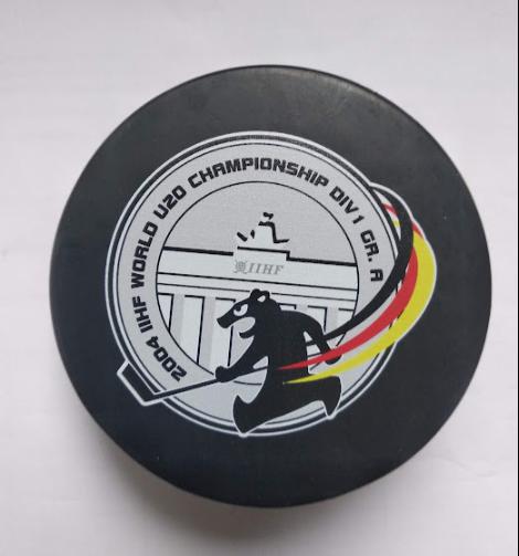 Хоккей - официальная сувенирная шайба чемпионат Мира 2004 U20 див.I-A Германия.
