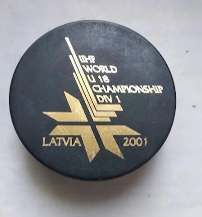 Хоккей - официальная игровая шайба Чемпионат Мира 2001 U18 дивизион I Латвия